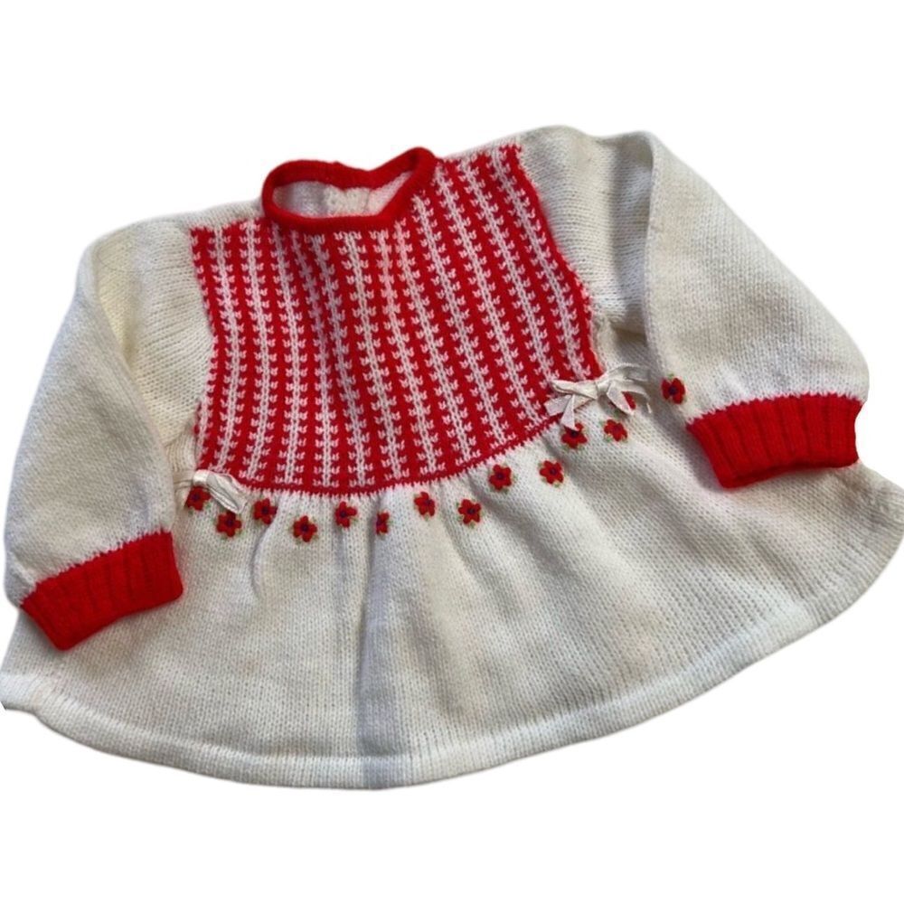 Vintage 1960s / 1970s Handmade Knit Flower Power Pleated Sweater